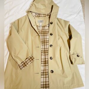 L.L. Bean women’s Khaki Mackintosh Flanel Lined Raincoat with hood